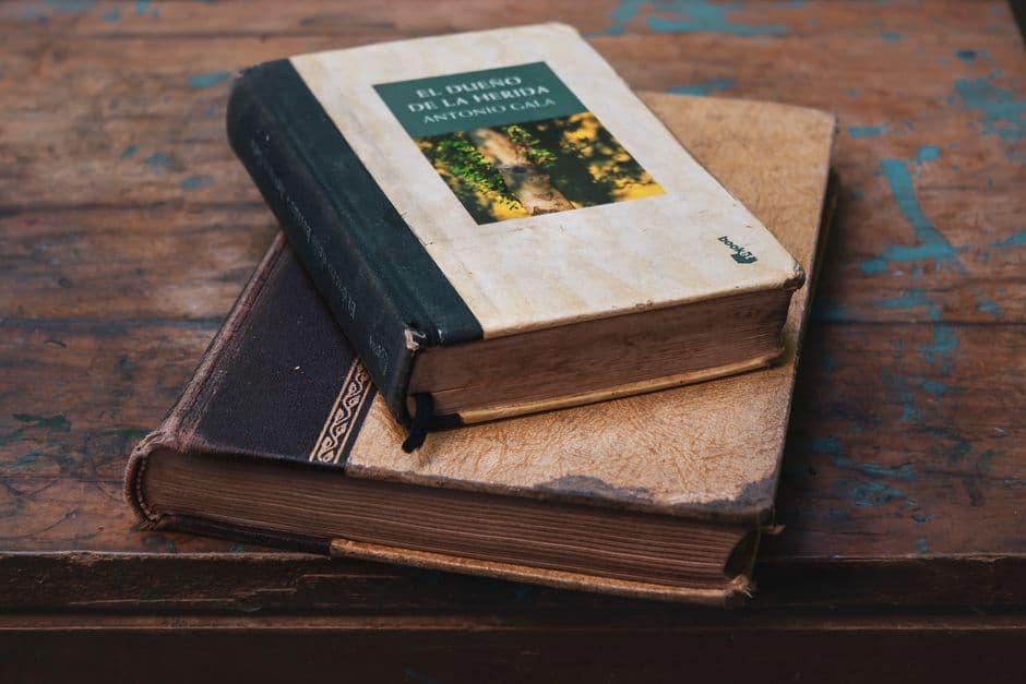 Вырежьте обложки книг