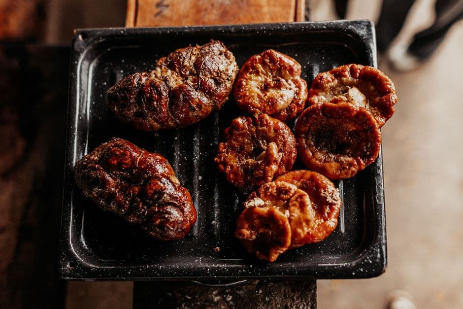 Положите мясо в форму